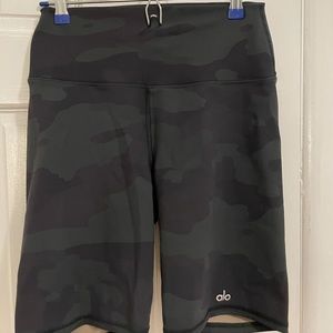 ALO Yoga Green Camo Vapor short M